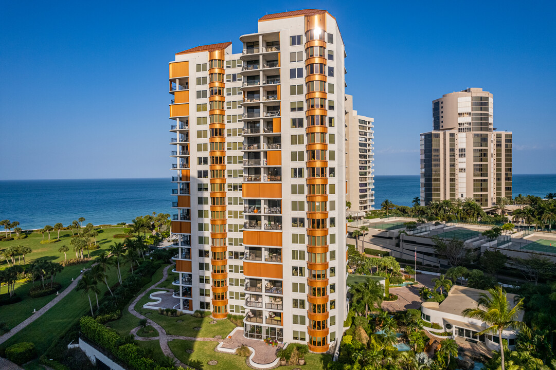 Park Shore Towers in Naples, FL - Foto de edificio