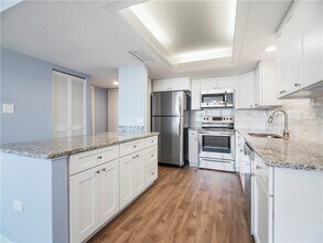 450 Treasure Island Cswy, Unit 303 in Treasure Island, FL - Building Photo - Building Photo