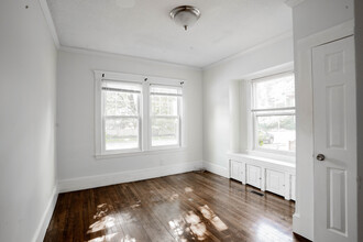 169 Tremont St, Unit 2 in Newton, MA - Foto de edificio - Building Photo