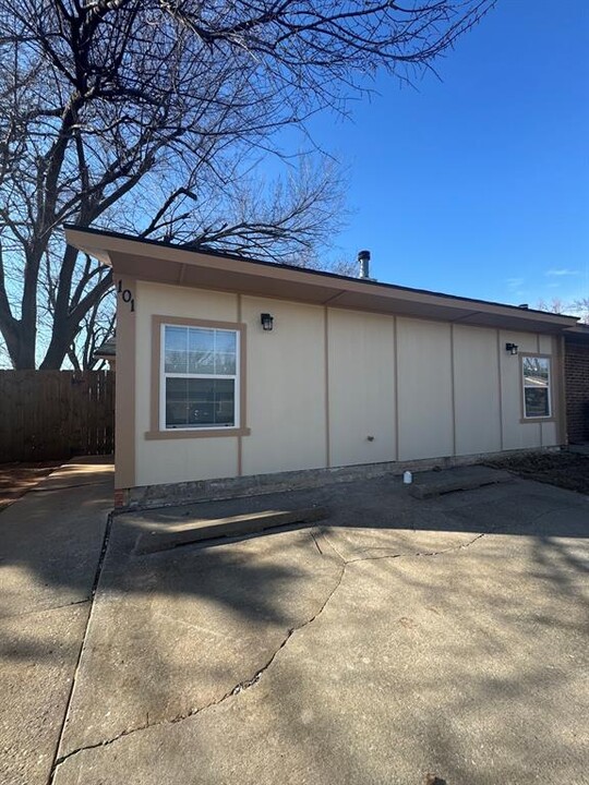 101 Hudson Pl in Midwest City, OK - Building Photo