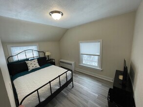 105 Maple Ct, Unit upper in Buchanan, MI - Building Photo - Building Photo