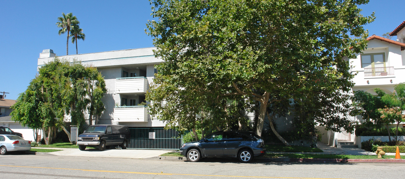 4253 Dixie Canyon Ave in Sherman Oaks, CA - Building Photo