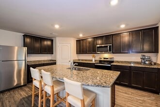 880 Youngreen Dr in Ft. Myers, FL - Building Photo - Building Photo