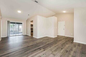 4551 Oak River Cir in Valrico, FL - Building Photo - Building Photo