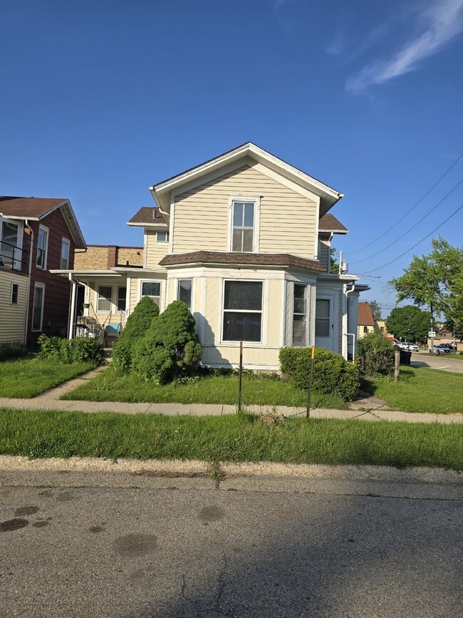 416 Dodge St in Janesville, WI - Building Photo - Building Photo