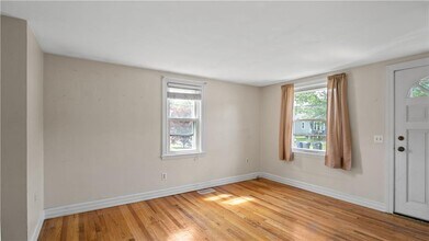 92 Falcon Ave in Warwick, RI - Building Photo - Building Photo