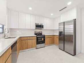 6885 NW 169th St in Hialeah, FL - Building Photo - Building Photo