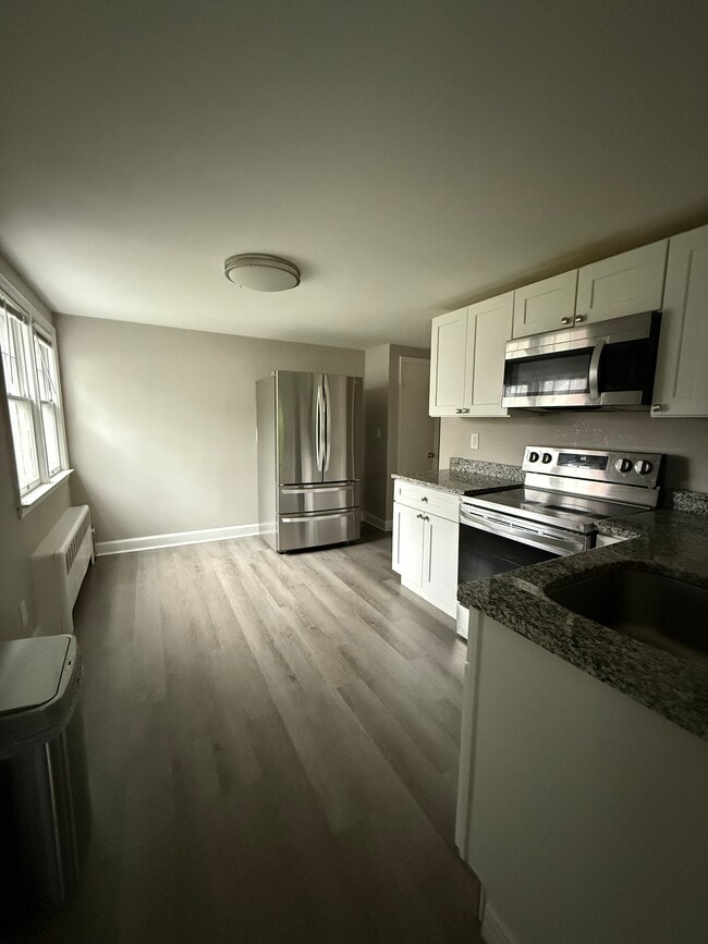 214 Columbia St, Unit 1st Floor in New Britain, CT - Foto de edificio - Building Photo