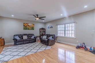 305 Raymound Blvd in Parsippany Troy Hills, NJ - Building Photo - Building Photo