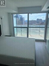 386 Yonge St in Toronto, ON - Building Photo - Building Photo