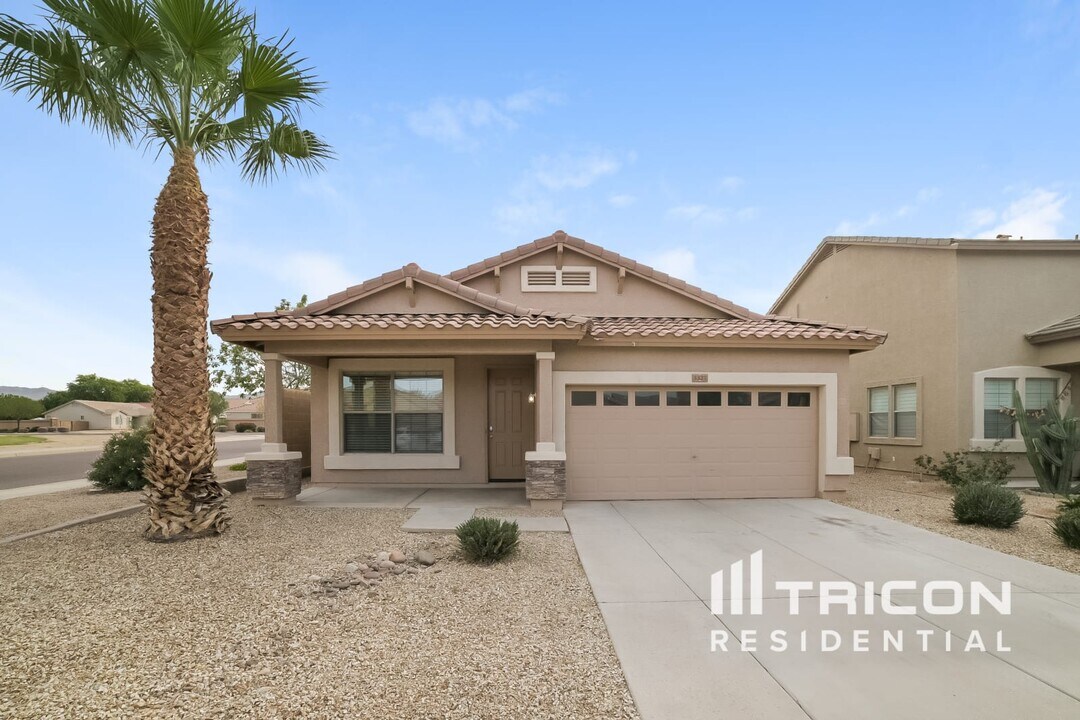 3327 W St Kateri Dr in Phoenix, AZ - Building Photo