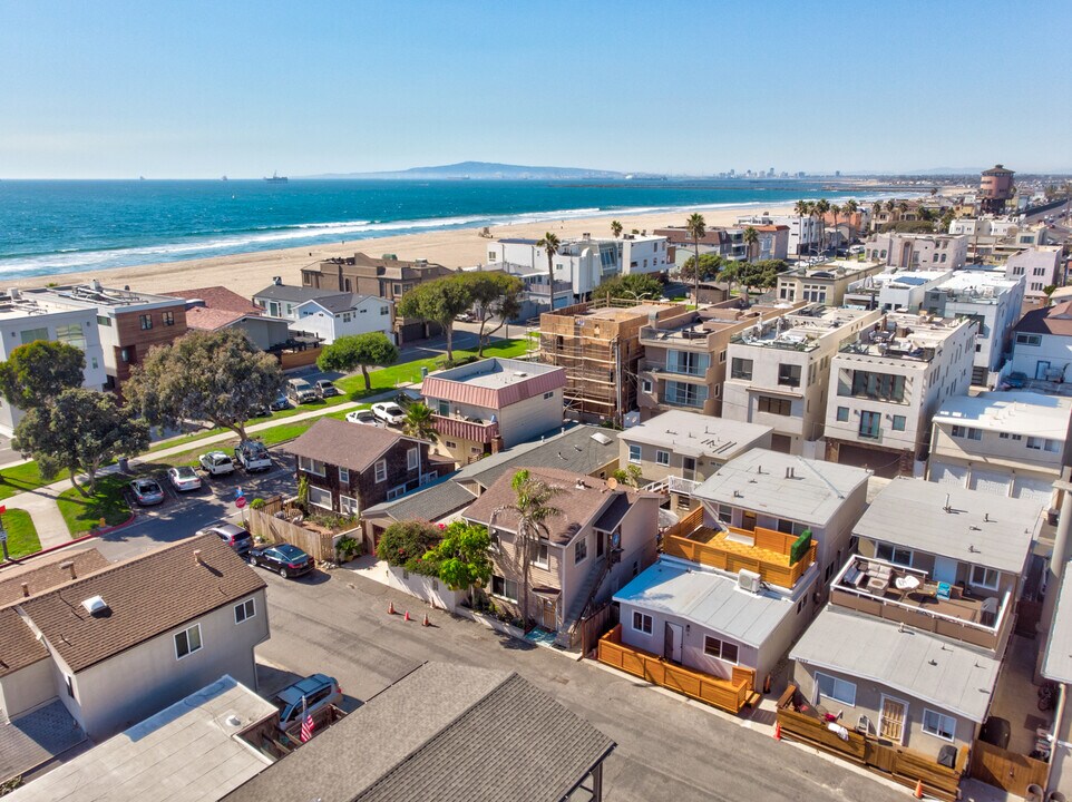 16511 23rd St, Unit C in Sunset Beach, CA - Building Photo