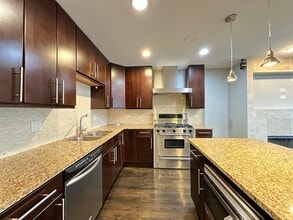 907 N Damen Ave, Unit 3C in Chicago, IL - Foto de edificio - Building Photo