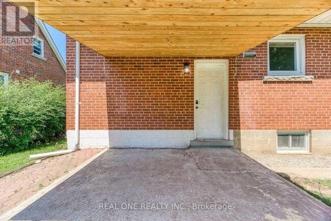 2048 Edinburgh Dr in Burlington, ON - Building Photo - Building Photo