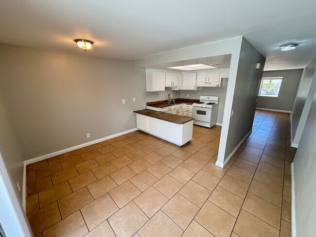 2744 Karen Ave in Las Vegas, NV - Building Photo - Building Photo