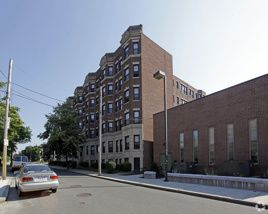 15 Washington St S, Unit 109 in Malden, MA - Building Photo