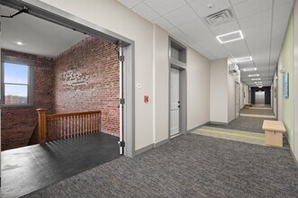 56 Oak Terrace, Unit 307 in Haverhill, MA - Foto de edificio - Building Photo