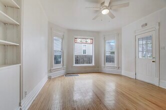 125 Oak St, Unit 1 in Elgin, IL - Building Photo - Building Photo