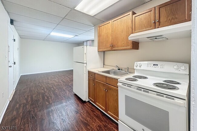 28 W Blackwell St-Unit -2 in Dover, NJ - Foto de edificio - Building Photo