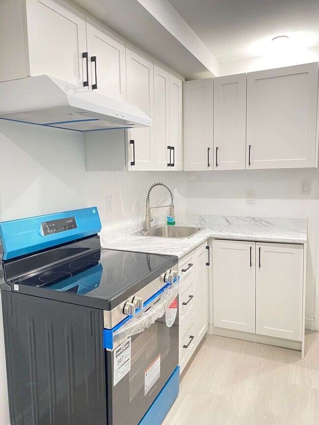 49 Glenmore Dr in Whitby, ON - Building Photo - Building Photo