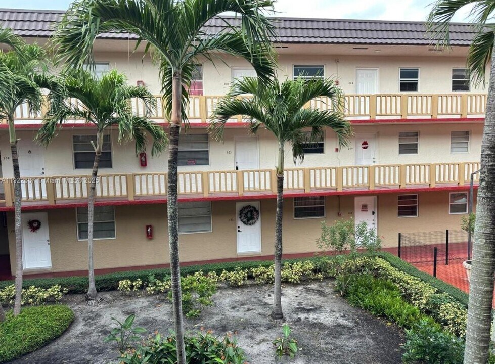 4655 Palm Ave, Unit Royal Palm in Hialeah, FL - Foto de edificio