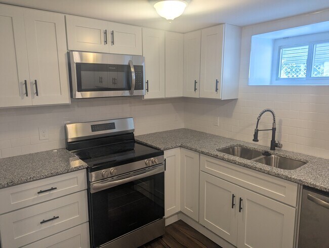 5504 Carville Ave, Unit Apt B in Arbutus, MD - Foto de edificio - Building Photo