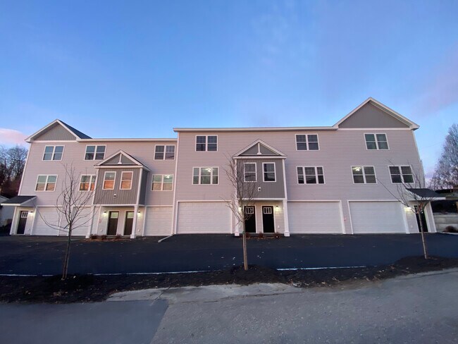 32 Main St in Manchester, NH - Foto de edificio - Building Photo