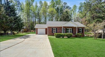 6549 Wesbrook Dr in Charlotte, NC - Building Photo