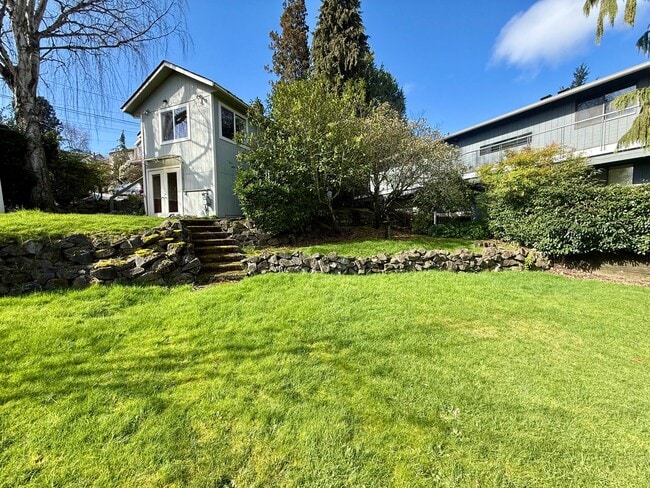 909 W Emerson St in Seattle, WA - Building Photo - Building Photo