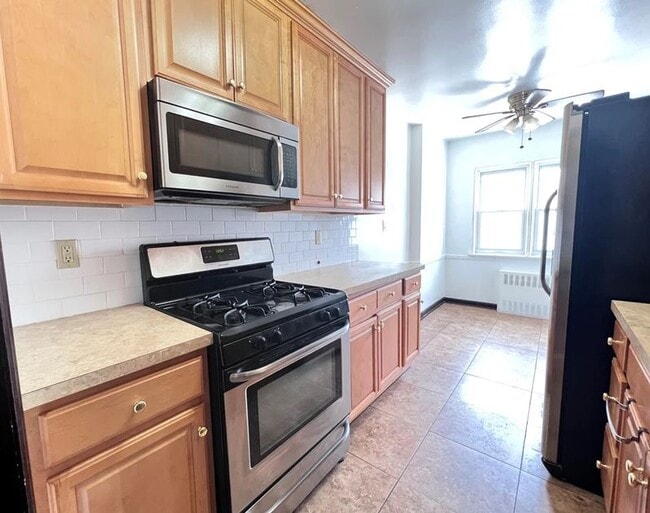 6471 Alderton St, Unit #1 in Rego Park, NY - Foto de edificio - Building Photo