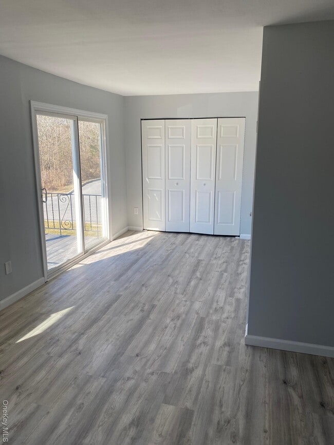7 White Gate Rd in Wappingers Falls, NY - Foto de edificio - Building Photo