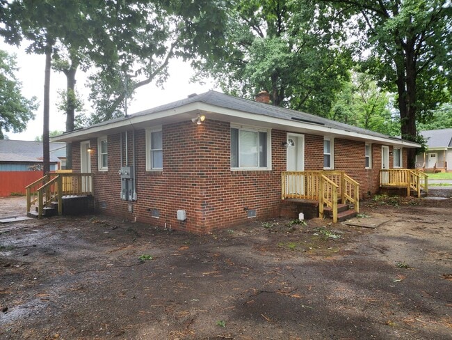 property at 3106 Parkdale Rd