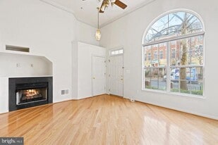 1925 Crescent Park Dr in Reston, VA - Building Photo