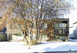 2227 28th St SW in Calgary, AB - Building Photo - Building Photo