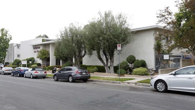 5410 Quakertown Ave in Woodland Hills, CA - Building Photo - Building Photo