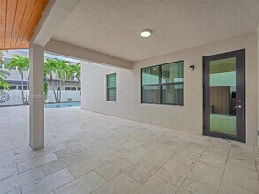 10250 NW 76th Ter in Doral, FL - Foto de edificio - Building Photo
