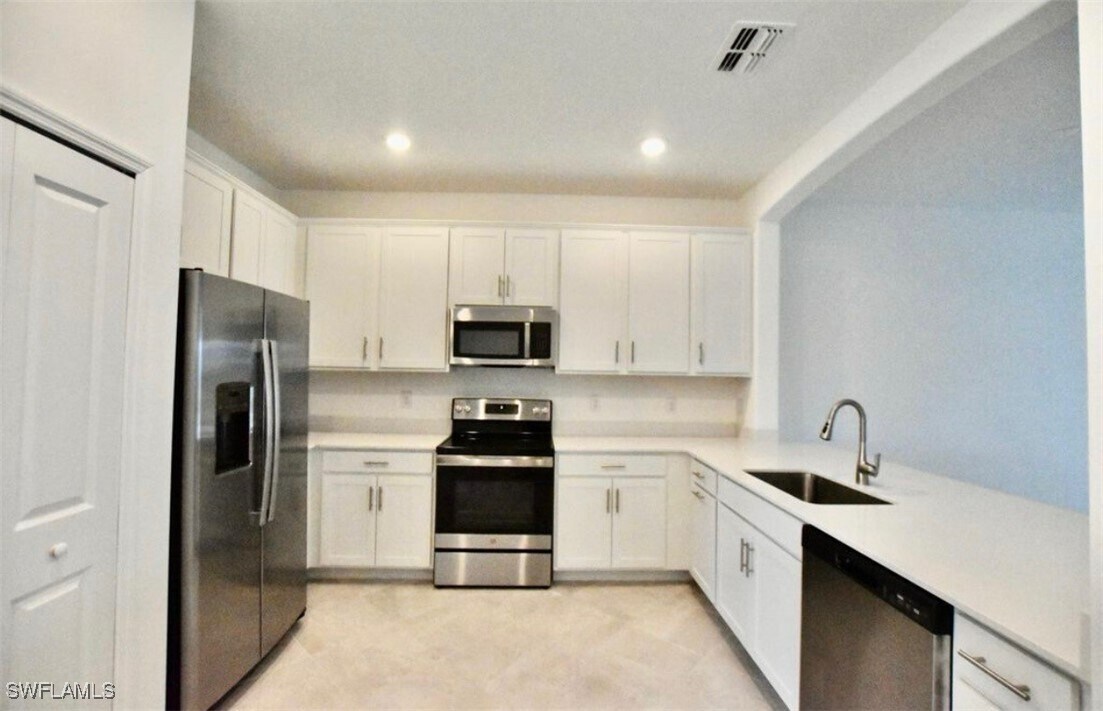 2003 Vermont Ln in Naples, FL - Building Photo
