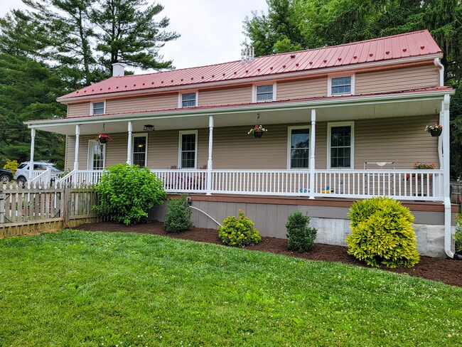 557 Pitney Rd in Columbia, PA - Foto de edificio - Building Photo