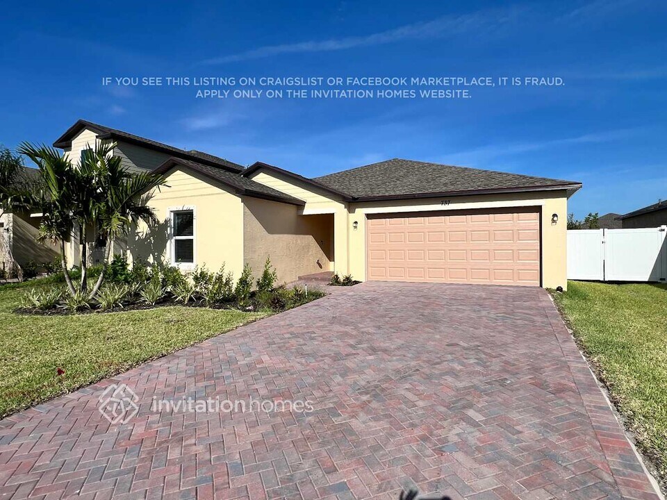 737 Carlyle Wy in Fort Pierce, FL - Building Photo