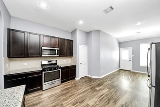 2335 Spring Hollow Dr in Baytown, TX - Building Photo - Building Photo