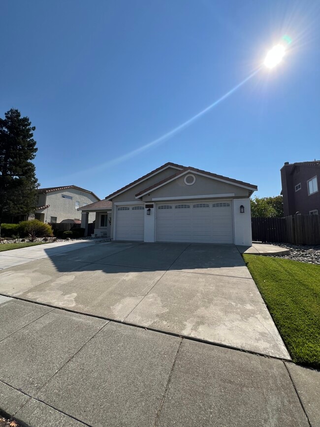 919 Mimosa Dr in Vacaville, CA - Building Photo - Building Photo