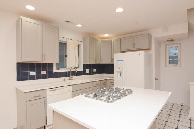849 W Fletcher St, Unit M07B in Chicago, IL - Building Photo - Building Photo