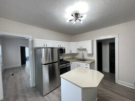 122-124-124 E Lloyd St in Milwaukee, WI - Building Photo