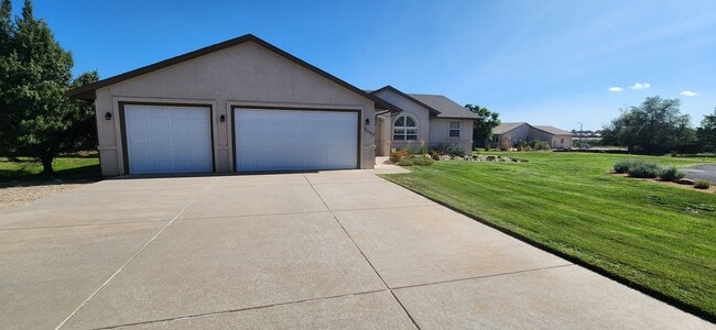 5393 Cragmoor Dr in Pueblo, CO - Building Photo - Building Photo