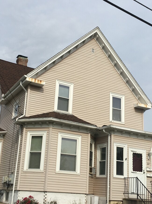 67 Nichols St, Unit First floor in Cranston, RI - Foto de edificio - Building Photo