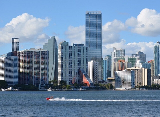 200 SE 15th Rd, Unit 17 in Miami, FL - Foto de edificio