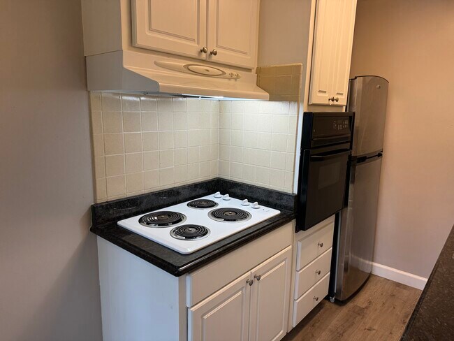 2050 Latham St, Unit 23 in Mountain View, CA - Building Photo - Building Photo
