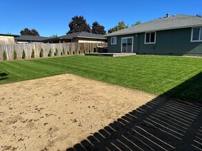 3061 Bron Cir in Medford, OR - Building Photo - Building Photo