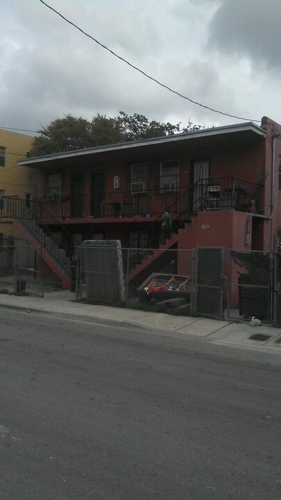 186 NW 13th St in Miami, FL - Building Photo