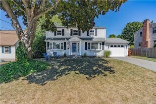 34 Gordon Ave in Enfield, CT - Building Photo